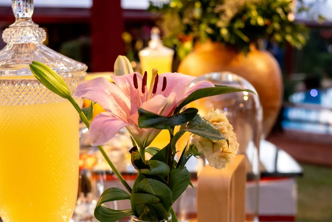 Detalhes de flores e bebidas na apresentação do bar Salute