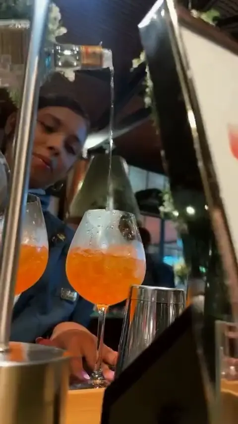 Bartender preparando um drink no bar de um evento