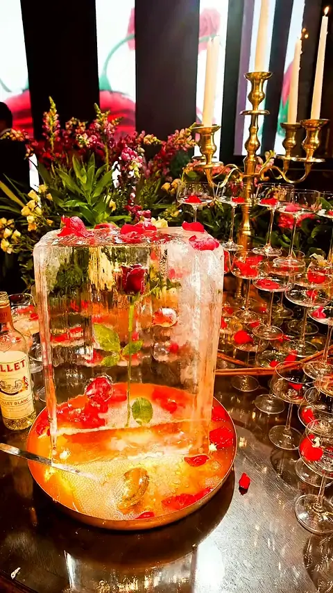 Taças de cristal sobre uma mesa iluminada por velas