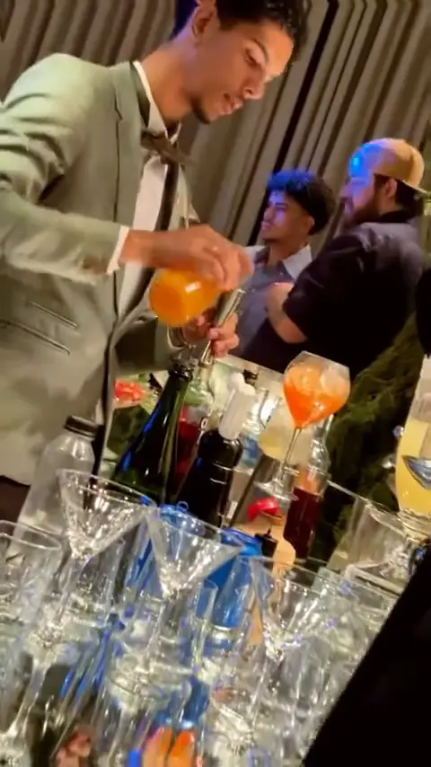 Coquetel sendo servido do alto em uma taça